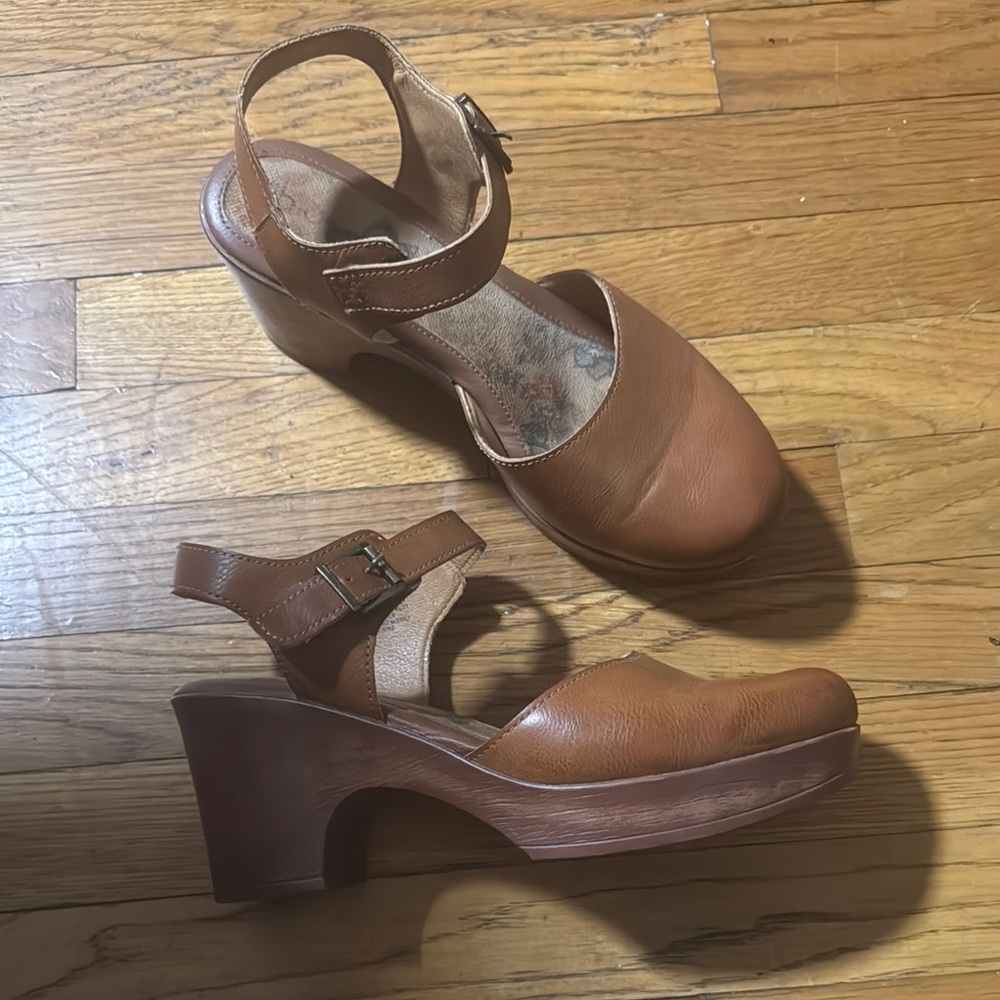 B.O.C. Women's Tan Clog Heels